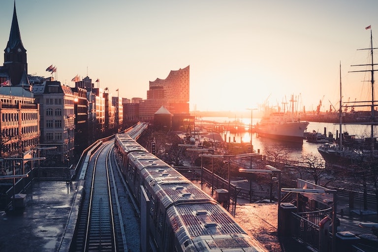 Foto: Blick auf Hamburg mit Elbphilharmonie und Hafen