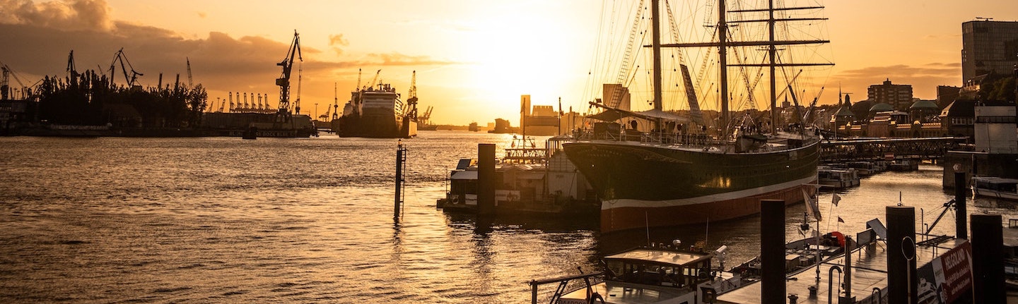 Foto: Blick auf den Hamburger Hafen bei Sonnenuntergang