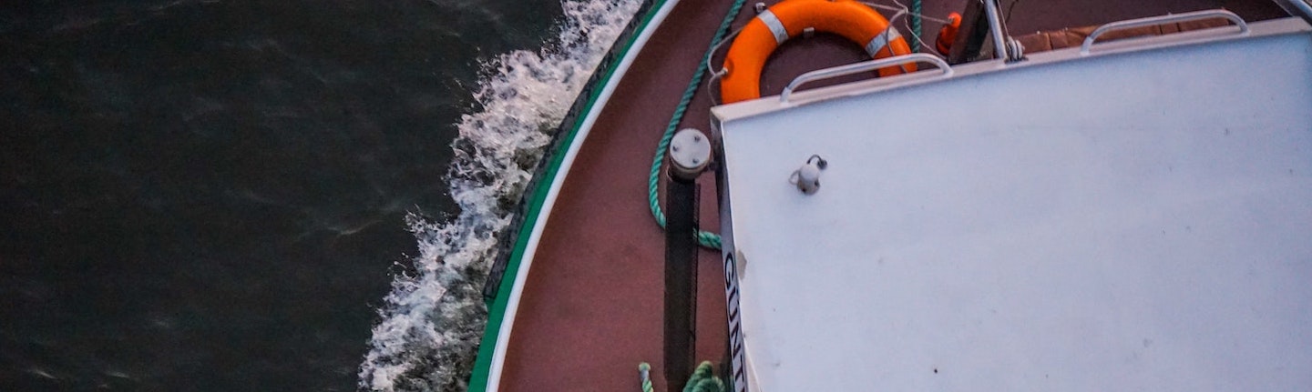 Foto: Blick von oben auf Schiff im Hamburger Hafen 