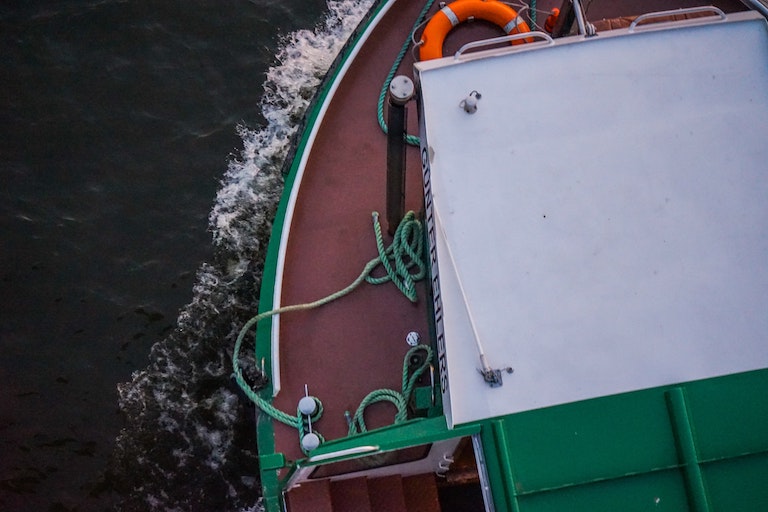 Foto: Blick von oben auf Schiff im Hamburger Hafen 